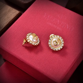Новые серьги Valentino 2023 года стали популярными в Интернете. Э