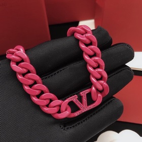 Номер VXL0010 Колье Valentino с бриллиантами в форме буквы V и то