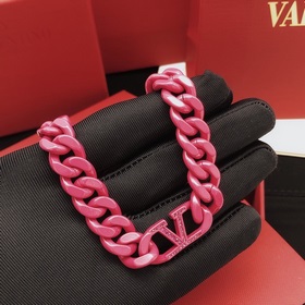 Номер VXL0010 Колье Valentino с бриллиантами в форме буквы V и то