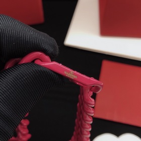 Номер VXL0010 Колье Valentino с бриллиантами в форме буквы V и то