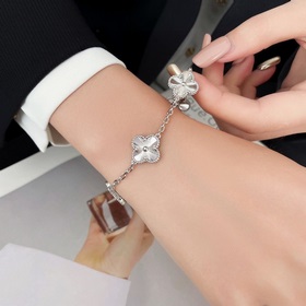 VCA Van Cleef & Arpels Четырехлистный клевер с лазерной грави