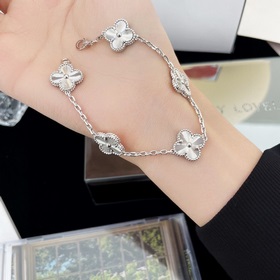 VCA Van Cleef & Arpels Четырехлистный клевер с лазерной грави