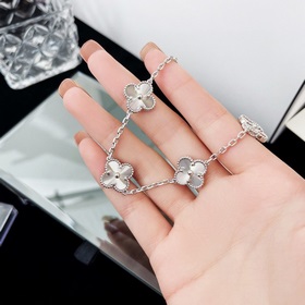 VCA Van Cleef & Arpels Четырехлистный клевер с лазерной грави