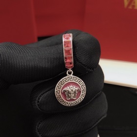 Номер FSED0014 Versace серьги-гвоздики с красными застежками