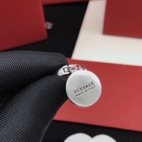Номер FSED0014 Versace серьги-гвоздики с красными застежками