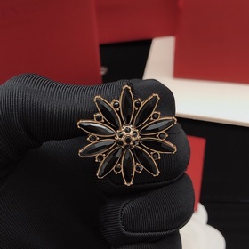Номер FSED0006 Versace Серьги-гвоздики с черными бриллиантами в ф
