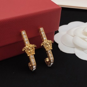 Номер FSED0005 Сережки-гвоздики Versace с бриллиантами в форме бу