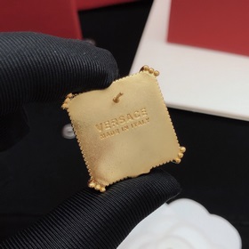 Номер FSED0010 Versace квадратные серьги с зелеными бриллиантами