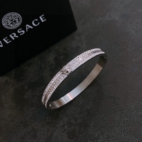 Браслет Versace с логотипом Duma. Элегантный и стильный, он однов