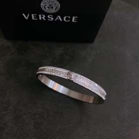 Браслет Versace с логотипом Duma. Элегантный и стильный, он однов