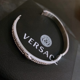 Браслет Versace с логотипом Duma. Элегантный и стильный, он однов