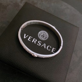 Браслет Versace с логотипом Duma. Элегантный и стильный, он однов