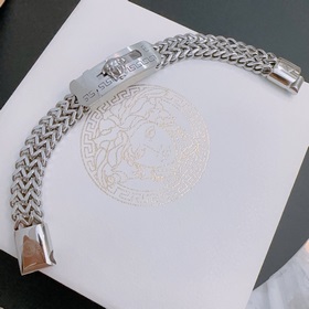 Браслет Versace с логотипом Duma. Элегантный и стильный, он однов