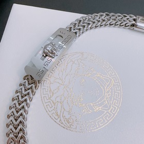 Браслет Versace с логотипом Duma. Элегантный и стильный, он однов
