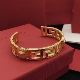Номер FSSZ0002 Браслет Versace, золотой