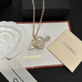 Chanel подержанное колье с буквами. Модели Chanel не нуждаются в 