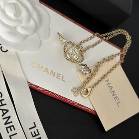 Chanel подержанное колье с буквами. Модели Chanel не нуждаются в 