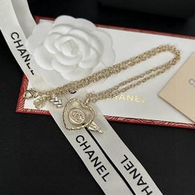 Chanel подержанное колье с буквами. Модели Chanel не нуждаются в 