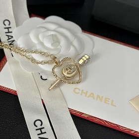Chanel подержанное колье с буквами. Модели Chanel не нуждаются в 