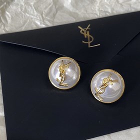 1880140  Серьги-гвоздики YSL Saint Laurent с буквами жемчужинами