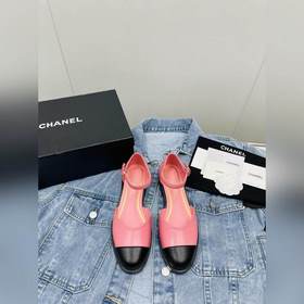 Новая модель весна-лето 2023 от Chanel — модные сандалии на толст