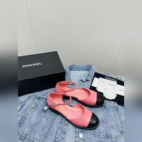 Новая модель весна-лето 2023 от Chanel — модные сандалии на толст