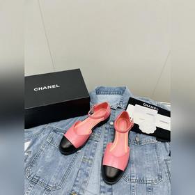Новая модель весна-лето 2023 от Chanel — модные сандалии на толст
