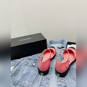 Новая модель весна-лето 2023 от Chanel — модные сандалии на толст