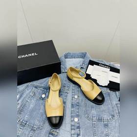 Новая модель весна-лето 2023 от Chanel — модные сандалии на толст