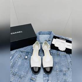 Новая модель весна-лето 2023 от Chanel — модные сандалии на толст