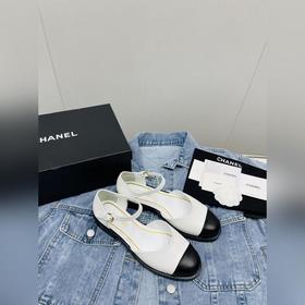 Новая модель весна-лето 2023 от Chanel — модные сандалии на толст