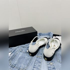 Новая модель весна-лето 2023 от Chanel — модные сандалии на толст
