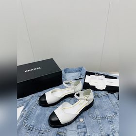 Новая модель весна-лето 2023 от Chanel — модные сандалии на толст