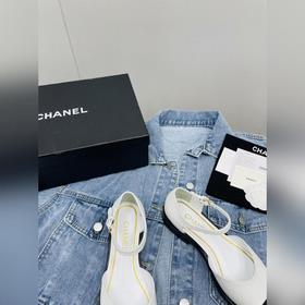 Новая модель весна-лето 2023 от Chanel — модные сандалии на толст