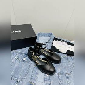 Новая модель весна-лето 2023 от Chanel — модные сандалии на толст