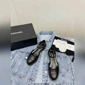 Новая модель весна-лето 2023 от Chanel — модные сандалии на толст