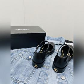 Новая модель весна-лето 2023 от Chanel — модные сандалии на толст