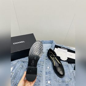 Новая модель весна-лето 2023 от Chanel — модные сандалии на толст