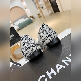 Chanel 2023 осенние новинки, туфли с двойным C-образным узором. В