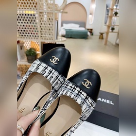 Chanel 2023 осенние новинки, туфли с двойным C-образным узором. В