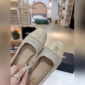 Chanel 2023 осенние новинки, туфли с двойным C-образным узором. В