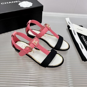 CHANEL Маленькие жемчужины и логотип бренда виде двух букв «C» на