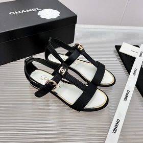 CHANEL Маленькие жемчужины и логотип бренда виде двух букв «C» на