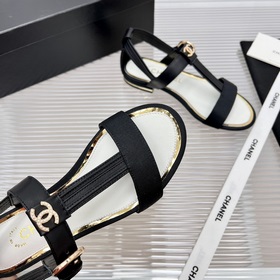 CHANEL Маленькие жемчужины и логотип бренда виде двух букв «C» на