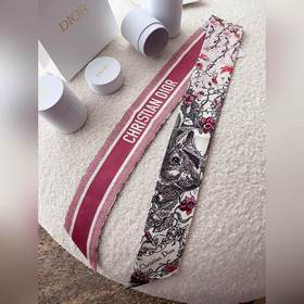 Dior создает уникальный, но в то же время знакомый образ. Очень х