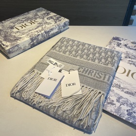 Новинка от Dior · Этот шарф с принтом Oblique представляет собой 