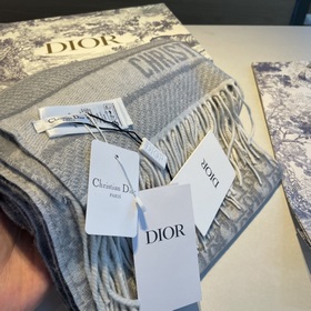 Новинка от Dior · Этот шарф с принтом Oblique представляет собой 