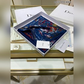Популярный товар из шелка. Новейшая модель от Dior, представленна