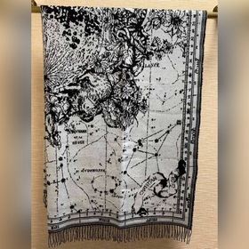 Этот шарф Dior Zodiac является данью уважения увлечению Кристиана