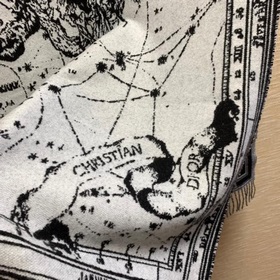 Этот шарф Dior Zodiac является данью уважения увлечению Кристиана